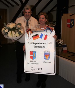 Schönaus Bürgermeister Peter Schelshorn und Barbara Bockstall, Bürgermeisterin von Villersexel bekräftigten die Jumelage