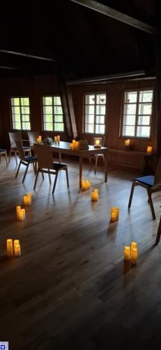 Stühle und Tisch im Klösterle mit Kerzenbeleuchtung